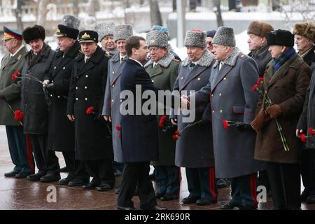 Bildnummer: 53813344  Datum: 23.02.2010  Copyright: imago/Xinhua (100223) -- MOSCOW, Feb. 23, 2010 (Xinhua) -- Russian President Dmitry Medvedev shakes hands with veterans during a ceremony to relight the eternal flame at the Tomb of the Unknown Soldiers near the Kremlin wall, in Moscow, capital of Russia, on Feb. 23, 2010. Defenders of the Fatherland Day, a nationwide holiday, celebrated in Russia on Feb. 23, honors the nation s military. (Xinhua/Alexandrov) (lmz) (2)RUSSIA-MOSCOW-DEFENDERS OF FATHERLAND DAY-FLAME PUBLICATIONxNOTxINxCHN People Politik Gedenken kbdig xsk 2010 quer  o0 Tag des Stock Photo