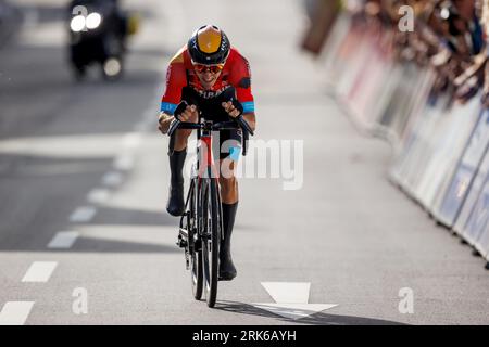 St. Wendel, Deutschland. August 2023. Radfahren: Tour durch Deutschland, St. Wendel (2,30 km), Prolog (Einzelzeitfahren). Pello Bilbao (Spanien) vom Team Bahrain Victorious ist auf der Strecke. Quelle: Alexander Neis/Eibner-Pressefoto/dpa/Alamy Live News Stockfoto