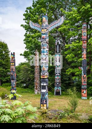 Totempfähle in der Nähe von Brockton Point im Stanley Park, Vancouver, BC, Kanada. Stockfoto