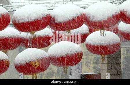 Bildnummer: 53826388  Datum: 28.02.2010  Copyright: imago/Xinhua (100301) -- BINZHOU, March 1, 2010 (Xinhua) -- Red lanterns covered with snow are seen in Zouping County in Binzhou, east China s Shandong Province, Feb. 28, 2010, the Chinese traditional Lantern Festival. A snow hit most of Shandong Province on Sunday. (Xinhua) (ly) (3)CHINA-SHANDONG-BINZHOU-SNOW (CN) PUBLICATIONxNOTxINxCHN Winter Schnee Jahreszeit kbdig xdp 2010 quer o0 Laterne Lampe Lampion o00 Laternenfest    Bildnummer 53826388 Date 28 02 2010 Copyright Imago XINHUA  Binzhou March 1 2010 XINHUA Red Lanterns Covered With Snow Stock Photo