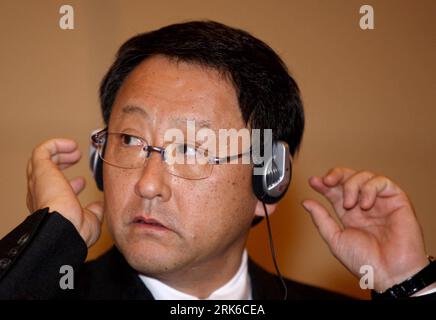 Bildnummer: 53826731 Datum: 01.03.2010 Copyright: imago/Xinhua (100301) -- PEKING, 1. März 2010 (Xinhua) -- Toyota Motor Corp Präsident Akio Toyoda ist auf einer Pressekonferenz in Peking, der Hauptstadt Chinas, am 1. März 2010 abgebildet. Akio Toyoda entschuldigte sich bei chinesischen Verbrauchern für den Rückruf von Toyota Autos am Montag. (Xinhua/Chen Jianli) (nxl) (2)CHINA-BEIJING-TOYOTA PRESIDENT-APOLOGY (CN) PUBLICATIONxNOTxINxCHN People Automobilindustrie PK premiumd kbdig xsk 2010 quer o0 Porträt Wirtschaft Bildnummer 53826731 Datum 01 03 2010 Copyright Imago XINHUA Beijing 1 März 2010 XINHUA Toyota Engine C Stockfoto