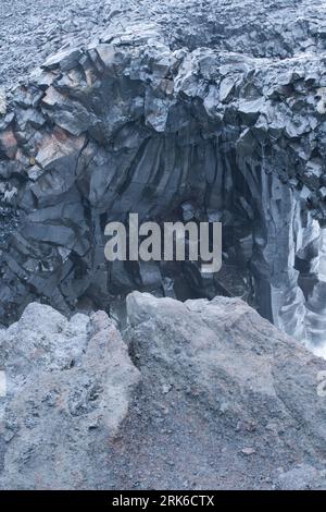 Dramatische Küstenlandschaft mit Meeresbögen und Basaltsäulen in der Nähe der Via, Südisland. Stockfoto