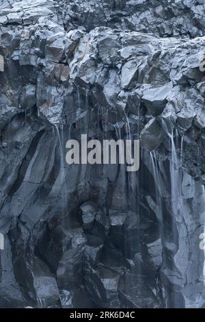 Dramatische Küstenlandschaft mit Meeresbögen und Basaltsäulen in der Nähe der Via, Südisland. Stockfoto