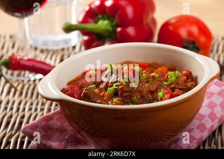 Ungarisches Gulasch in eine Schüssel geben Stockfoto