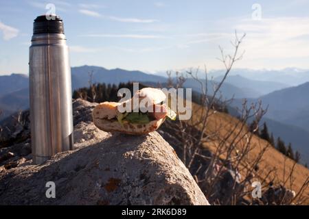 Picknick auf einem Berggipfel Stockfoto