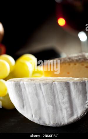 Schweizer Käse und Rotwein Stockfoto
