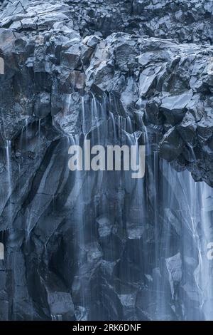 Dramatische Küstenlandschaft mit Meeresbögen und Basaltsäulen in der Nähe der Via, Südisland. Stockfoto