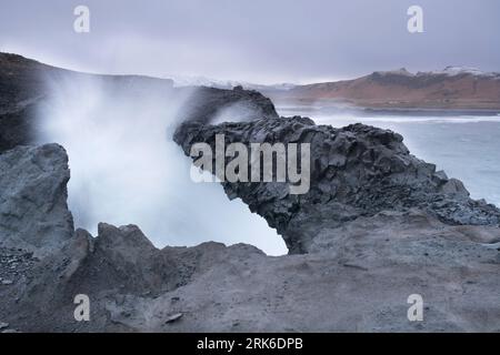 Dramatische Küstenlandschaft mit Meeresbögen und Basaltsäulen in der Nähe der Via, Südisland. Stockfoto