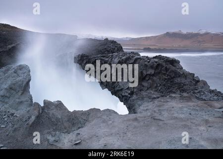 Dramatische Küstenlandschaft mit Meeresbögen und Basaltsäulen in der Nähe der Via, Südisland. Stockfoto