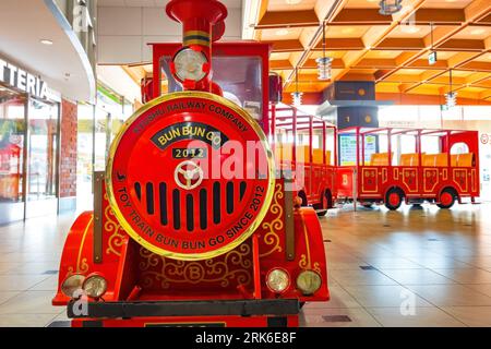 Oita, Japan - November 26 2022: Der berühmte japanische Spielzeugzug, Bun Bun Go, verkehrte in der zentralen Halle des Bahnhofs Oita Stockfoto