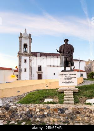 Statue des berühmten portugiesischen Entdeckers Vasco da Gama mit der Sinenkirche dahinter Stockfoto