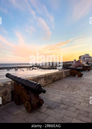 Blick über den Strand Praia da Vasco da Gama in Sines, Portugal bei Sonnenuntergang Stockfoto