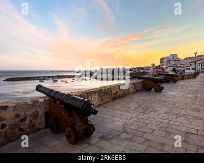 Blick über den Strand Praia da Vasco da Gama in Sines, Portugal bei Sonnenuntergang Stockfoto