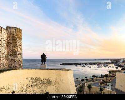 Statue of the famous Portuguese explorer Vasco da Gama overlooking the beach of Praia Vasco da Gama in Sines, Portugal Stock Photo