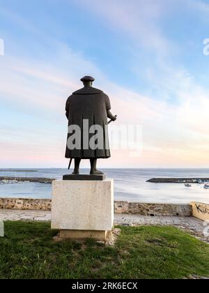 Statue of the famous Portuguese explorer Vasco da Gama overlooking the beach of Praia Vasco da Gama in Sines, Portugal Stock Photo