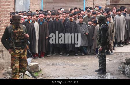 Bildnummer: 53836046  Datum: 04.03.2010  Copyright: imago/Xinhua (100305)--- SRINAGAR, March 5, 2010 (Xinhua) -- An Indian army soldier stands guard as Kashmiri villagers wait to return to their home during a gun-battle in the village of Dadsar, 37 kilometers (23 miles) south of Srinagar, summer capital of Indian-controlled Kashmir, March 4, 2010. (Xinhua Photo/Javed Dar) (lmz) INDIA-KASHMIR-SRINAGAR-GUN BATTLE PUBLICATIONxNOTxINxCHN Land Leute Staat Militär kbdig xub 2010 quer    Bildnummer 53836046 Date 04 03 2010 Copyright Imago XINHUA  Srinagar March 5 2010 XINHUA to Indian Army Soldier st Stock Photo