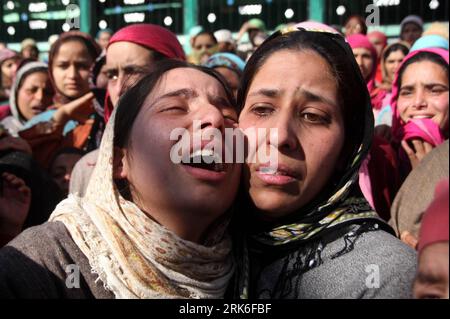 Bildnummer: 53836273  Datum: 05.03.2010  Copyright: imago/Xinhua (100305) -- SRINAGAR, March 5, 2010 -- Kashmiri Muslim women wail over the death of Shabir Ahmad, a top militant commander of Hizbul Mujahideen during his funeral procession in Luragam, 56 kilometers south of Srinagar, summer capital of Indian-controlled Kashmir, March 5, 2010. Thousands of villagers shouted freedom slogans in the funeral procession of four militants of the Hizbul Mujahideen who were killed by government security forces on Thursday during a gunbattle. (Xinhua Photo/Javed Dar) (cy) (1)KASHMIR-SRINAGAR-FUNERAL PUBL Stock Photo