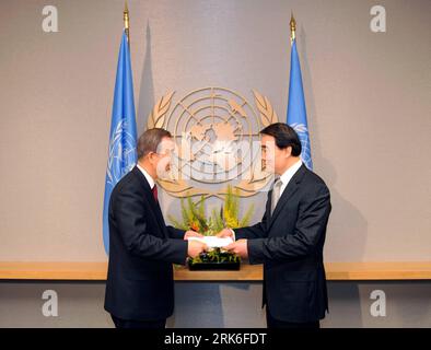 Bildnummer: 53836323  Datum: 04.03.2010  Copyright: imago/Xinhua (100305) -- NEW YORK, March 5, 2010 (Xinhua) -- China s new UN Ambassador Li Baodong (R) presents his credentials to UN Secretary-General Ban Ki-moon at UN Headquarters in New York, the United States, March 4, 2010. (Xinhua/Shen Hong) (wh) US-UN-CHINA-LI BAODONG-CREDENTIALS PUBLICATIONxNOTxINxCHN People Politik kbdig xsk 2010 quer     Bildnummer 53836323 Date 04 03 2010 Copyright Imago XINHUA  New York March 5 2010 XINHUA China S New UN Ambassador left Baodong r Presents His credentials to UN Secretary General Ban KI Moon AT UN H Stock Photo