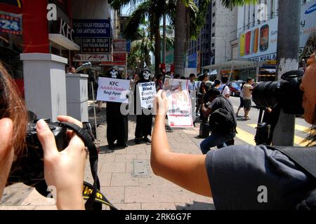 Bildnummer: 53838593  Datum: 06.03.2010  Copyright: imago/Xinhua (100306) -- KUALA LUMPUR, March 6, 2010 (Xinhua) -- Media photographers take pictures of members of animal protection organization for the Ethical Treatment of Animals ( PETA) as they take part in a demonstration outside a restaurant in Malaysian capital Kuala Lumpur on March 6, 2010. (Xinhua/Chong Voon Chung) (nxl) (4)MALAYSIA-KUALA LUMPUR-ANIMAL PROTECTION-DEMONSTRATION PUBLICATIONxNOTxINxCHN Protest Demo Tierschutz Tierschützer KFC Kentucky Fried Chicken kbdig xng 2010 quer premiumd     Bildnummer 53838593 Date 06 03 2010 Copy Stock Photo