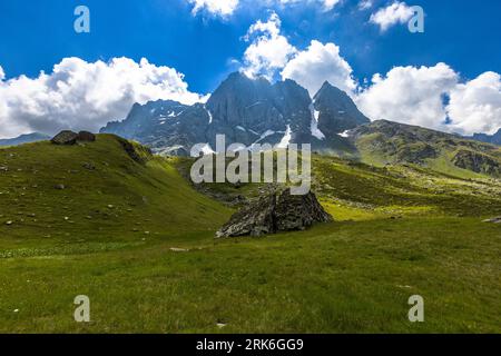 Kazbegi, Georgien. Wandern Sie über den Chaukhi Pass Stockfoto