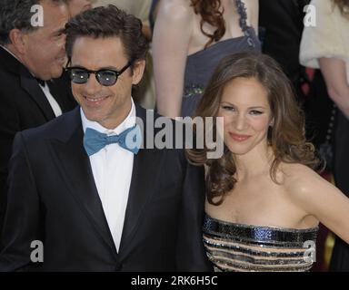 Bildnummer: 53840854  Datum: 07.03.2010  Copyright: imago/Xinhua (100308) -- HOLLYWOOD, March 8, 2010 (Xinhua) -- Actor Robert Downey Jr. (L) arrives for the 82nd Academy Academy ceremony at the Kodak Theater in Hollywood, California, the United States, March 7, 2010. (Xinhua/Qi Heng) (zw) (16)US--HOLLYWOOD-OSCARS-ARRIVALS PUBLICATIONxNOTxINxCHN People Film 82. Annual Academy Awards Oscar Oscars Hollywood kbdig xcb 2010 quer premiumd     Bildnummer 53840854 Date 07 03 2010 Copyright Imago XINHUA  Hollywood March 8 2010 XINHUA Actor Robert Downey Jr l arrives for The 82nd Academy Academy Ceremo Stockfoto