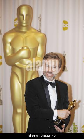 Bildnummer: 53840902  Datum: 07.03.2010  Copyright: imago/Xinhua (100307) -- HOLLYWOOD, March 8, 2010 (Xinhua) -- Christoph Waltz displays his trophy after winning the best Actor in a Supporting Role of the 82nd Academy Awards for Inglourious Basterds at the Kodak Theater in Hollywood, California, the United States, March 7, 2010. (Xinhua/Qi Heng) (zw) (15)US-HOLLYWOOD-OSCARS-TROPHY PUBLICATIONxNOTxINxCHN People Film 82. Annual Academy Awards Oscar Oscars Hollywood Preisträger kbdig xcb 2010 hoch Highlight premiumd o0 Objekte, Trophäe, Porträt, Freude    Bildnummer 53840902 Date 07 03 2010 Cop Stock Photo