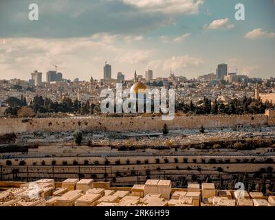 Panoramablick auf die Altstadt von Jerusalems Tempelberg vom Ölberg. Stockfoto