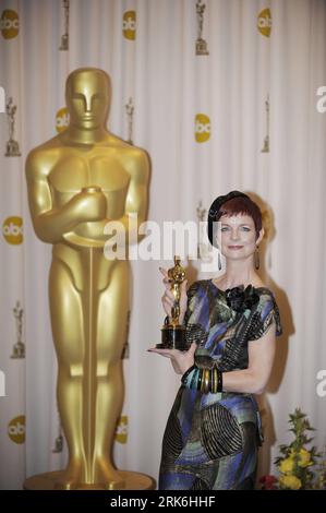 Bildnummer: 53842861 Datum: 07.03.2010 Copyright: imago/Xinhua (100308) -- HOLLYWOOD, 8. März 2010 (Xinhua) -- Sandy Powell hält die Trophäe, nachdem er das beste Kostümdesign der 82. Academy Awards für die junge Victoria am Kodak Theater in Hollywood, Kalifornien, USA, am 7. März 2010 gewonnen hat. (Xinhua/Qi Heng) (zw) (33)US-HOLLYWOOD-OSCARS-TROPHY PUBLICATIONxNOTxINxCHN People Film 82. Oscar Oscars Preisträger Trophäe Objekte Highlight kbdig xmk 2010 hoch Bildnummer 53842861 Datum 07 03 2010 Copyright Imago XINHUA Hollywood 8. März 2010 XINHUA Sandy Pow Stockfoto