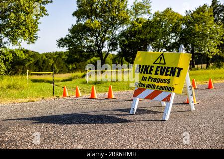 Die orangefarbenen Verkehrskegel und ein Warnschild auf der Straße Stockfoto
