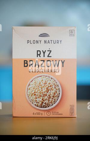 An image of a white cardboard box with a logo of the Polish Plon Natury brand containing organic brown rice Stockfoto