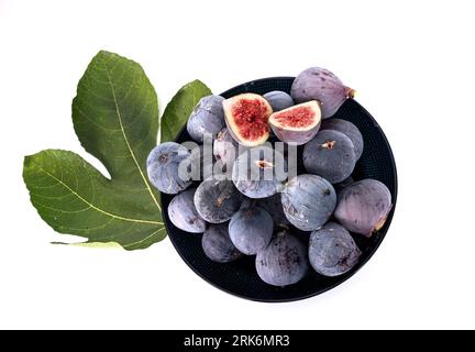 Violette Feigen vor weißem Hintergrund Stockfoto