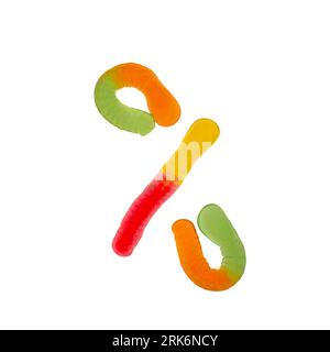 Prozentzeichen aus Gummiwürmern und isoliert auf weißem Hintergrund. Konzept des Lebensmittelalphabets. Ein Zeichen für die leicht zu stapelnde, süße Essensschrift. Stockfoto