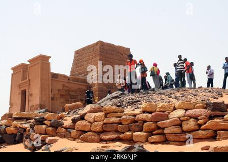 Pyramiden von Meroe im Sudan (100314) -- KHARTUM, 14. März 2010 (Xinhua) -- sudanesische Touristen besuchen Pyramiden in Meroe, 250 km nördlich von Khartum, Hauptstadt des Sudan, am 13. März 2010. Die Pyramiden in Meroe, die vor mehr als 2.000 Jahren erbaut wurden, dienen als eine der Interessensgebiete im Sudan. (Xinhua/Mohammed Babiker) (lr) (4)SUDAN-MEROE-PYRAMIDEN PUBLICATIONxNOTxINxCHN Pyramiden aus MEROE im Sudan 100314 Khartum 14. März 2010 XINHUA sudanesische Touristen besuchen Pyramiden in Meroe 250 km nördlich von Khartum Hauptstadt des Sudan AM 13. März 2010 die Pyramiden als in Meroe vor 2 000 Jahren gebaut Stockfoto