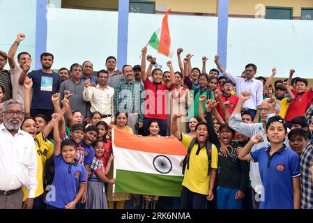 Bikaner, Indien. August 2023. Schüler und Lehrer von Kendriya Vidyalaya No.1 jubeln zu, während sie die sanfte Landung des Chandrayaan-3-Landers Vikram auf dem Südpol des Mondes während der Chandrayaan-3-Mission feiern. (Foto: Dinesh Gupta/Pacific Press) Credit: Pacific Press Media Production Corp./Alamy Live News Stockfoto