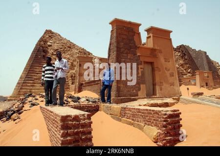 Pyramiden von Meroe in Sudan (100314) -- KHARTOUM, March 14, 2010 (Xinhua) -- Sudanese tourists visit Pyramids in Meroe, 250km north of Khartoum, capital of Sudan, on March 13, 2010. The Pyramids in Meroe, built more than 2,000 years ago, serves as one of the places of interests in Sudan. (Xinhua/Mohammed Babiker) (lr) (3)SUDAN-MEROE-PYRAMIDS PUBLICATIONxNOTxINxCHN   Pyramids from Meroe in Sudan 100314 Khartoum March 14 2010 XINHUA Sudanese tourists Visit Pyramids in Meroe 250km North of Khartoum Capital of Sudan ON March 13 2010 The Pyramids in Meroe built More than 2 000 Years Ago Serves As Stock Photo