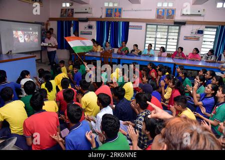 Bikaner, Indien. August 2023. Schüler und Lehrer von Kendriya Vidyalaya No.1 jubeln zu, während sie die sanfte Landung des Chandrayaan-3-Landers Vikram auf dem Südpol des Mondes während der Chandrayaan-3-Mission feiern. (Foto: Dinesh Gupta/Pacific Press) Credit: Pacific Press Media Production Corp./Alamy Live News Stockfoto