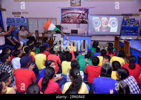 Bikaner, Indien. August 2023. Schüler und Lehrer von Kendriya Vidyalaya No.1 jubeln zu, während sie die sanfte Landung des Chandrayaan-3-Landers Vikram auf dem Südpol des Mondes während der Chandrayaan-3-Mission feiern. (Foto: Dinesh Gupta/Pacific Press) Credit: Pacific Press Media Production Corp./Alamy Live News Stockfoto