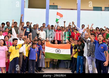 Bikaner, Indien. August 2023. Schüler und Lehrer von Kendriya Vidyalaya No.1 jubeln zu, während sie die sanfte Landung des Chandrayaan-3-Landers Vikram auf dem Südpol des Mondes während der Chandrayaan-3-Mission feiern. (Foto: Dinesh Gupta/Pacific Press) Credit: Pacific Press Media Production Corp./Alamy Live News Stockfoto