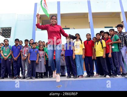 Bikaner, Indien. August 2023. Schüler und Lehrer von Kendriya Vidyalaya No.1 jubeln zu, während sie die sanfte Landung des Chandrayaan-3-Landers Vikram auf dem Südpol des Mondes während der Chandrayaan-3-Mission feiern. (Foto: Dinesh Gupta/Pacific Press) Credit: Pacific Press Media Production Corp./Alamy Live News Stockfoto