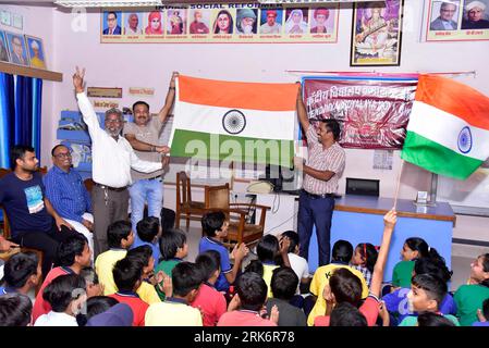 Bikaner, Indien. August 2023. Schüler und Lehrer von Kendriya Vidyalaya No.1 jubeln zu, während sie die sanfte Landung des Chandrayaan-3-Landers Vikram auf dem Südpol des Mondes während der Chandrayaan-3-Mission feiern. (Foto: Dinesh Gupta/Pacific Press) Credit: Pacific Press Media Production Corp./Alamy Live News Stockfoto