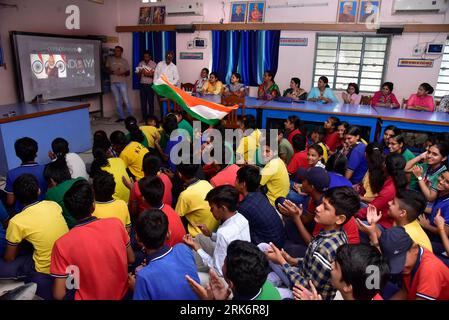 Bikaner, Indien. August 2023. Schüler und Lehrer von Kendriya Vidyalaya No.1 jubeln zu, während sie die sanfte Landung des Chandrayaan-3-Landers Vikram auf dem Südpol des Mondes während der Chandrayaan-3-Mission feiern. (Foto: Dinesh Gupta/Pacific Press) Credit: Pacific Press Media Production Corp./Alamy Live News Stockfoto