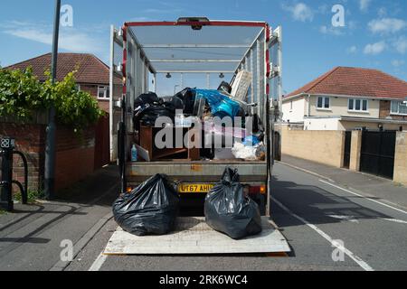 Slough, Berkshire, Großbritannien. August 2023. Ein weiterer fast voller Transporter mit fliegendem Müll, der heute vom Slough Borough Council gesammelt wurde. Das Slough Borough Council geht regelmäßig auf den Straßen und Fußwegen umher und entfernt illegalen Müll, der mit Fliegen bestückt wird, wird aber schnell durch noch mehr Fliegen-Trinkgeld ersetzt. Kredit: Maureen McLean/Alamy Maureen McLean Stockfoto