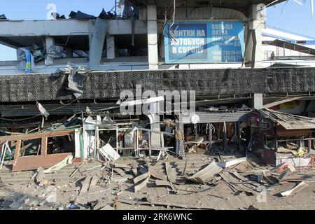 Nicht exklusiv: DNIPRO, UKRAINE - 24. AUGUST 2023 - der zentrale Busbahnhof und die umliegenden Gebäude weisen Schäden auf, die durch eine russische Rakete über Nacht verursacht wurden Stockfoto