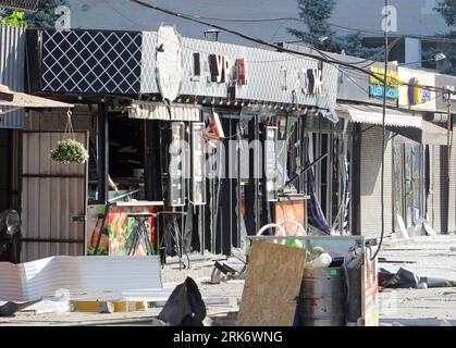 Nicht exklusiv: DNIPRO, UKRAINE - 24. AUGUST 2023 - der zentrale Busbahnhof und die umliegenden Gebäude weisen Schäden auf, die durch eine russische Rakete über Nacht verursacht wurden Stockfoto