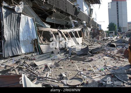 Nicht exklusiv: DNIPRO, UKRAINE - 24. AUGUST 2023 - der zentrale Busbahnhof und die umliegenden Gebäude weisen Schäden auf, die durch eine russische Rakete über Nacht verursacht wurden Stockfoto