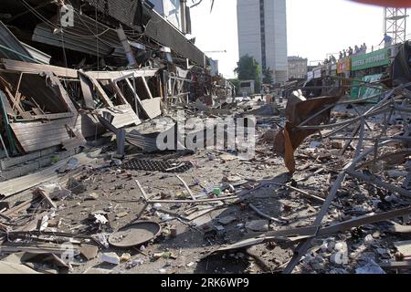 Nicht exklusiv: DNIPRO, UKRAINE - 24. AUGUST 2023 - der zentrale Busbahnhof und die umliegenden Gebäude weisen Schäden auf, die durch eine russische Rakete über Nacht verursacht wurden Stockfoto