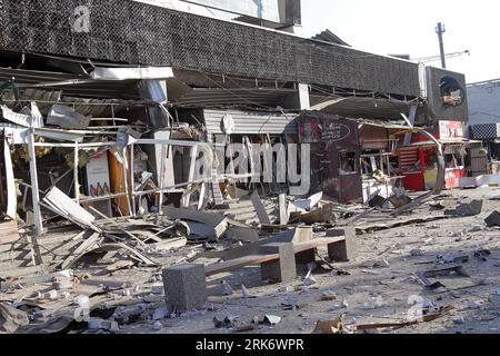 Nicht exklusiv: DNIPRO, UKRAINE - 24. AUGUST 2023 - der zentrale Busbahnhof und die umliegenden Gebäude weisen Schäden auf, die durch eine russische Rakete über Nacht verursacht wurden Stockfoto