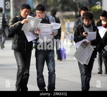 Bildnummer: 53858564  Datum: 16.03.2010  Copyright: imago/Xinhua (100316) -- HANGZHOU, March 16, 2010 (Xinhua) -- Job seekers attend the spring job fair in Hangzhou, capital of east China s Zhejiang Province, March 16, 2010. Over 22,000 jobs were provided in this fair. (Xinhua/Xu Yu) (cy) (3)CHINA-HANGZHOU-SPRING-CAREER FAIR(CN) PUBLICATIONxNOTxINxCHN Gesellschaft Jobmesse Arbeitslosigkeit Arbeitssuche Jobs Personen kbdig xng 2010 quadrat o0 Mann, jung    Bildnummer 53858564 Date 16 03 2010 Copyright Imago XINHUA  Hangzhou March 16 2010 XINHUA Job Seekers attend The Spring Job Fair in Hangzhou Stock Photo