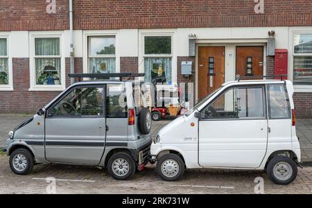 Amsterdam, Niederlande, 24.08.2023, niederländische zweisitzige Fahrzeuge Canta LX, klassifiziert als Mobilitätshilfe, auf der Straße geparkt Stockfoto