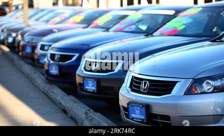 Bildnummer: 53862437  Datum: 16.03.2010  Copyright: imago/Xinhua (100317) -- NEW YORK, March 17, 2010 (Xinhua) -- Photo taken on March 16, 2010, shows vehicles on sale outside a Honda retail store in New York, the United States. Honda said on Tuesday that it will recall 412,000 vehicles in the United States due to customer complaints of soft brake pedals. Honda said in February that 437,763 vehicles worldwide needed repairs to fix airbags that may explode with too much pressure and spray out potentially deadly metal shards. (Xinhua/Wu Kaixiang) (lmz) (1)U.S.-HONDA-RECALL PUBLICATIONxNOTxINxCHN Stock Photo